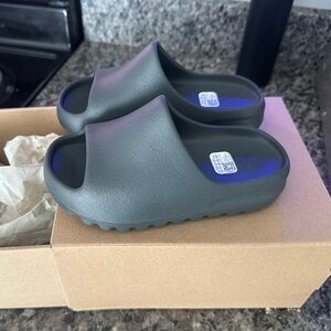 Never worn kids Yeezy slide. Size 1 but are small, Can fit 11k-12k